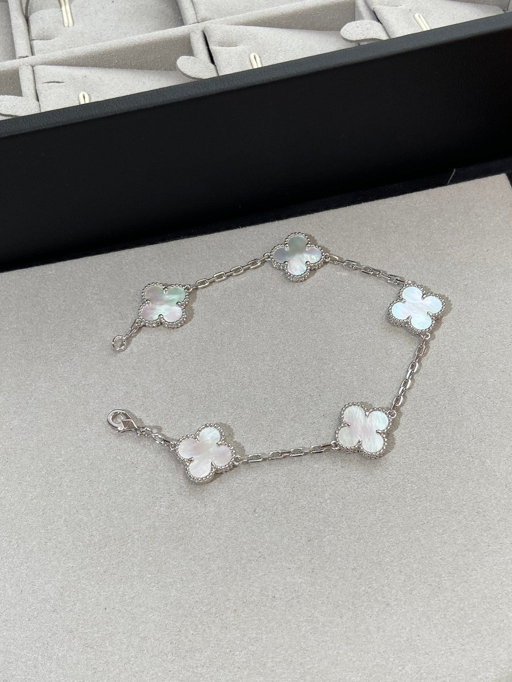 [Loco]New CLOVER WHITE PEARL MOP 5 MOTIF BRACELET COLLECTION