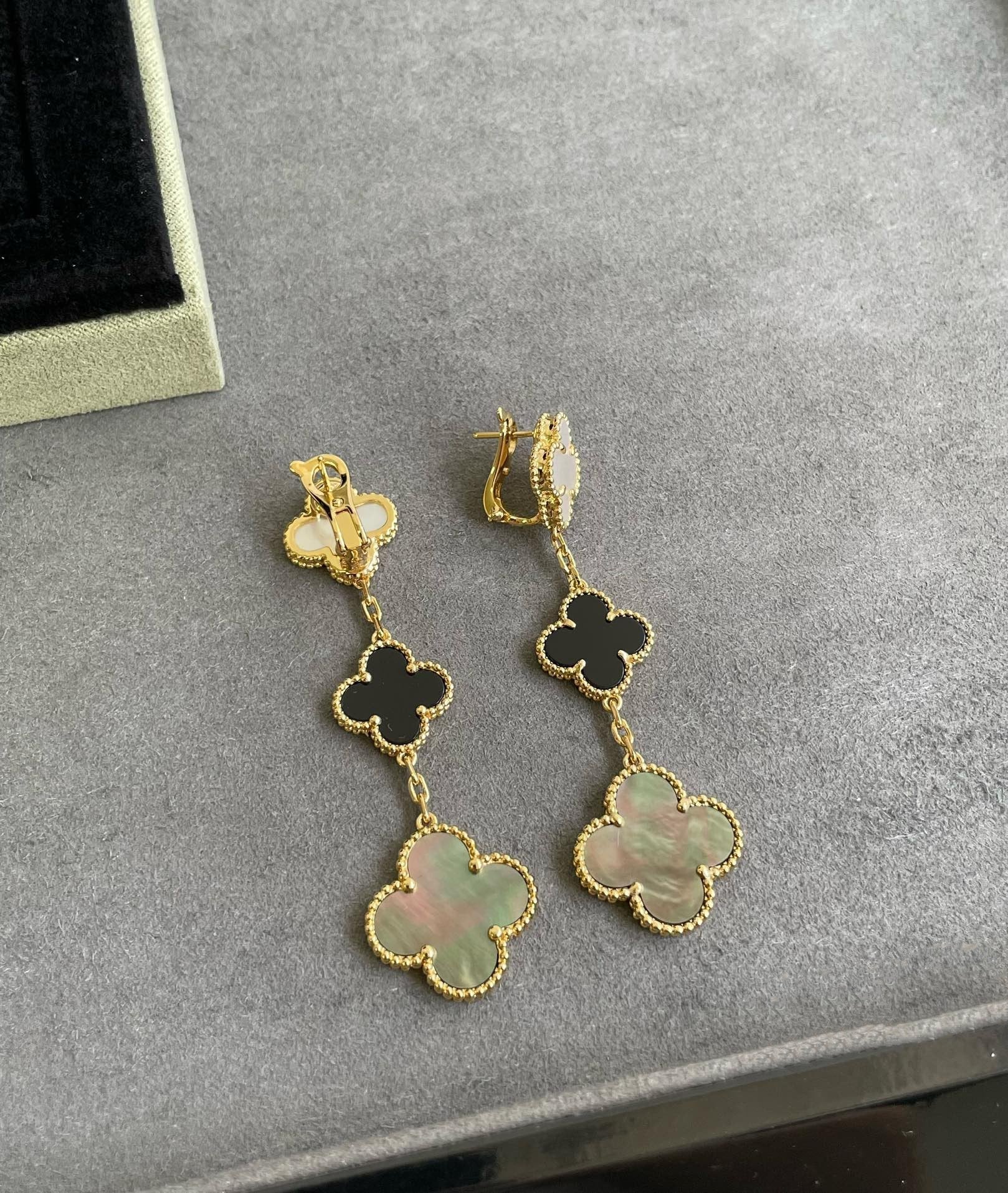¡®Loco¡¯CLOVER 3 MOTIF MOP ONYX DARK MOP PINK GOLD EARRINGS