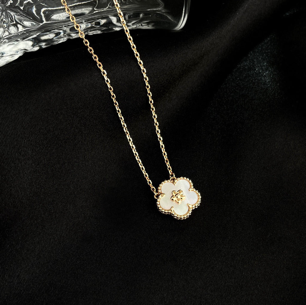¡®Loco¡¯LUCKY  WHITE MOP  PLUM BLOSSOM NECKLACE