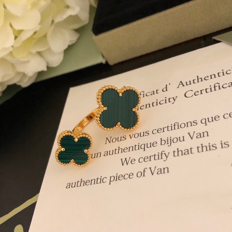 ¡®Loco¡¯CLOVER BETWEEN THE FINGER RING